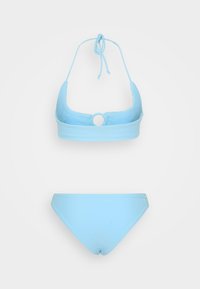 Gaiši zils bikini, kas ietver trīsstūra formas halter stila augšdaļu ar apaļu izgriezumu un atbilstošiem zemu novilktiem apakšiem. Gluda tekstūra, vienkāršs dizains.