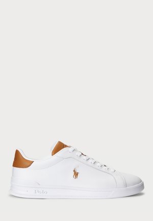 Biały niski sneaker z skóry z brązowym paskiem na pięcie i logo, sznurowane, z wytłoczonym napisem „Polo” na białej gumowej podeszwie.