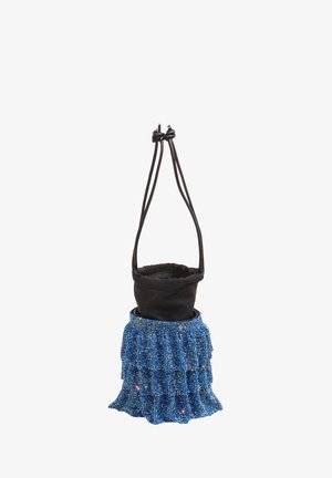 Czarna torba z tkaniny z niebieskim, warstwowym wzorem z falbanek wykonanym z małych koralików. Posiada regulowane czarne sznurki.
