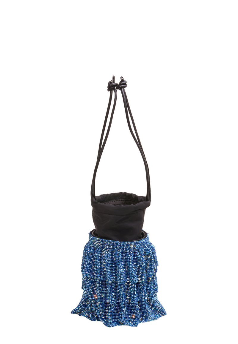 Zwarte stoffen tas met een blauw gelaagd ruches ontwerp gemaakt van kleine kraaltjes. Voorzien van verstelbare zwarte trekkoordbanden.
