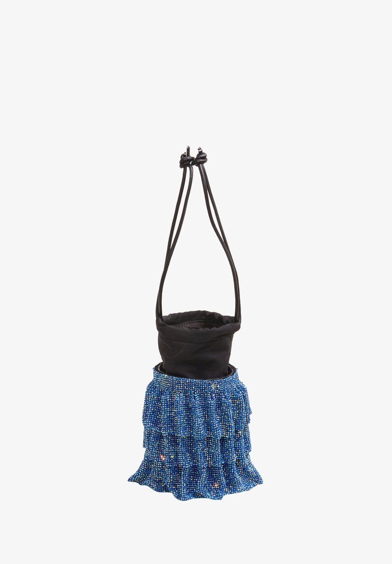 Sac en tissu noir avec un design de volants superposés bleus en petites perles. Équipé de cordons ajustables noirs.