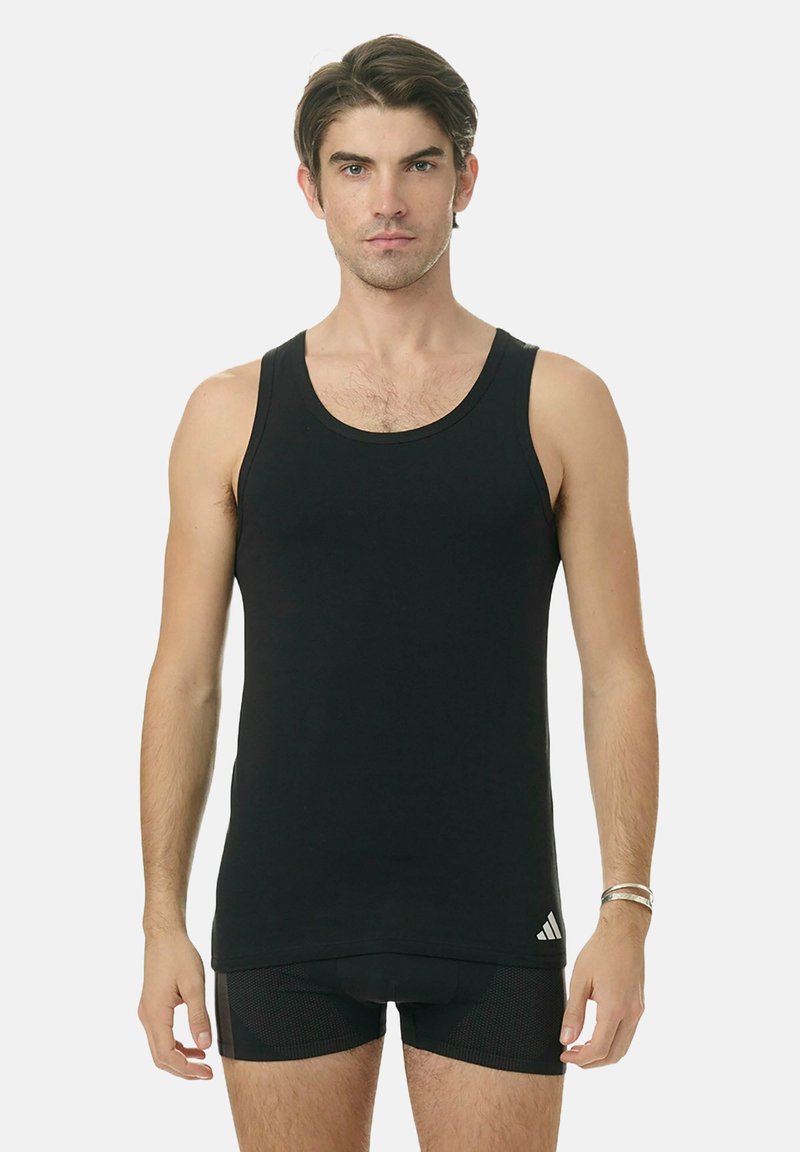 Czarny top na ramiączkach wykonany z bawełny, z okrągłym dekoltem, bez rękawów i z logo adidas na dolnym brzegu.
