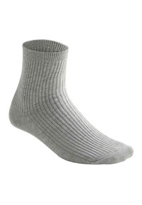 Chaussette cheville grise côtelée affichée sur fond blanc, montrant la texture tricotée et le détail du bord élastique.