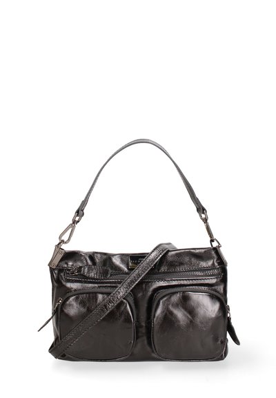 Sac à main en cuir noir avec une texture lisse, deux poches zippées à l'avant, une bandoulière amovible et une poignée arrondie.