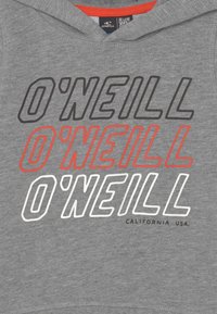 Felpa grigia con cappuccio con grande stampa di "O'NEILL" in lettere bold e multicolori: nero, rosso e bianco. Include "CALIFORNIA USA" in testo ridotto.