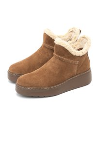 Barna velúr bokacsizma puha krémszínű műszőrme béléssel, lapos barna talppal és kontrasztos varrással a felső szélén.