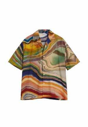 Camisa de manga corta con botones y un vibrante patrón de mármol multicolor en tonos naranja, verde, azul y beige.