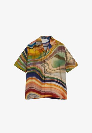 Camisa de manga corta con botones y un vibrante patrón de mármol multicolor en tonos naranja, verde, azul y beige.