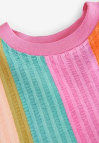 Multicolored gestreepte top met roze, oranje, groene en gele tinten. Geribbeld textuur met een ronde halslijn en contrasterende kraag.