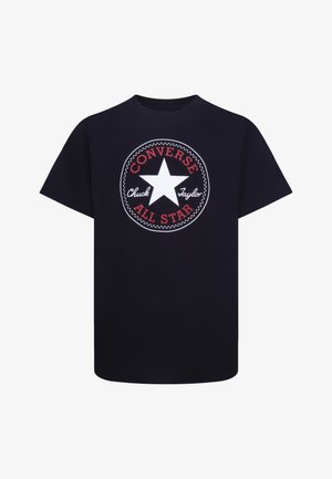 Tumši zils kokvilnas t-krekls ar apaļu grafiku, kurā attēlota balta zvaigzne, sarkans teksts "CONVERSE" un "ALL STAR", kā arī "Chuck Taylor" itāļu valodā.