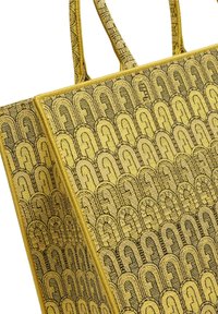 Bolso de mano amarillo con un diseño de arcos repetidos en tonos dorados y negros, fabricado con tela resistente y asas planas.