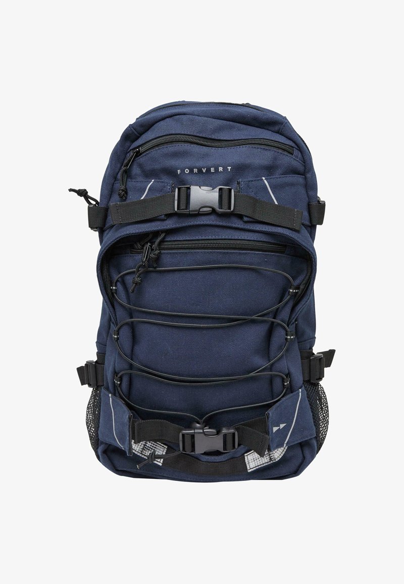 Tumši zilas krāsas mugursoma ar vairākām rāvējslēdzēju kabatām, regulējamām siksnām un gumijas auklu dekoru priekšpusē. Iekļauta arī acs sānu kabata.