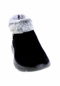 Stivale alla caviglia in suede nero con risvolto in pelliccia sintetica grigia, punta rotonda e suola imbottita per comfort. Presenta una cerniera laterale per una facile vestibilità.