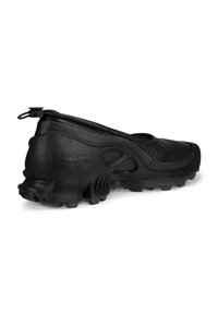 Svart slipsko med texturerad läderöverdel, gummisula med upphöjda greppklackar och diskret logotyp på sidan.