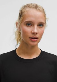 Schwarzes kurzärmliges Hemd mit rundem Halsausschnitt. Glatte Textur, schlichtes Design, keine sichtbaren Muster oder Akzente. Bequeme Passform.