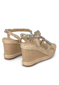 Sandali di corda beige con tacco in sughero texturizzato, decorati con strass colorati e una parte superiore in suede morbido, con fasce incrociate.