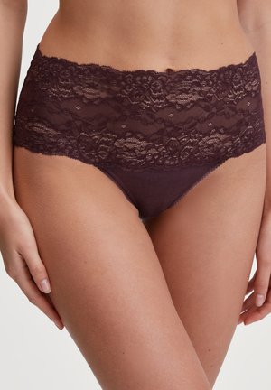 Des culottes hipster en microfibre et dentelle bordeaux, avec une ceinture en dentelle florale, une texture douce et une finition lisse.