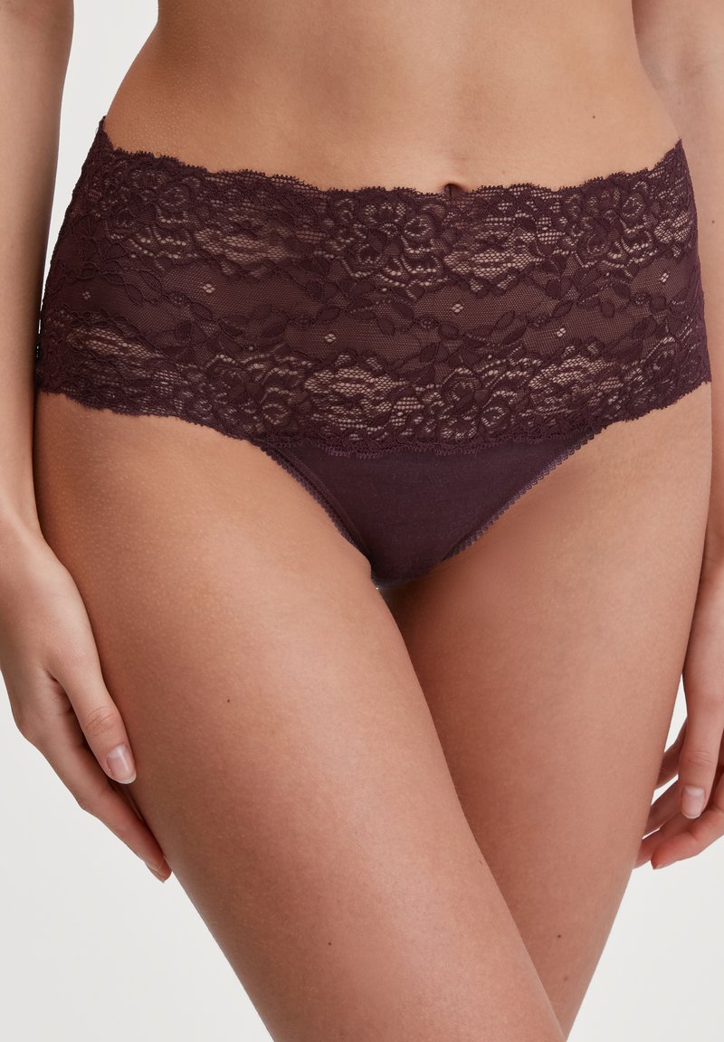 Bordeaux kant en microfiber hipster slipjes hebben een bloemen kant tailleband, een zachte structuur en een gladde afwerking.