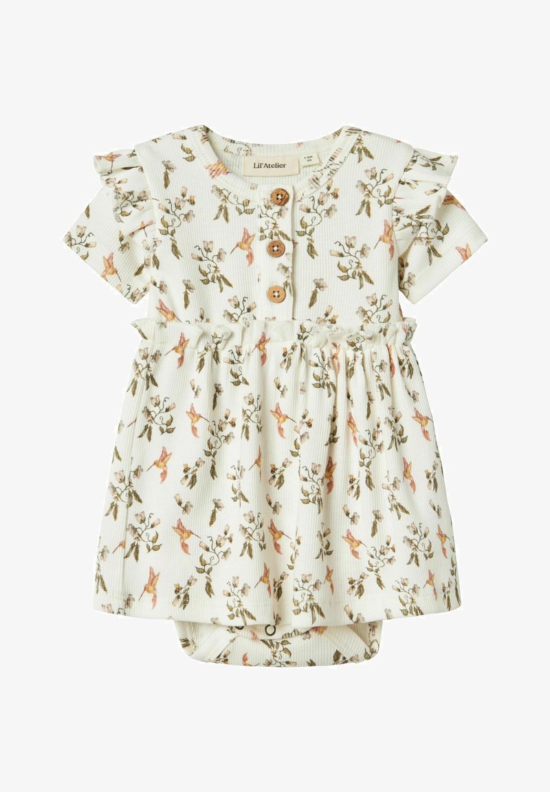 Kombinezon s cvjetnim uzorkom i kratkim rukavima, koji ima rebrastu teksturu, drvene gumbe i volan na struku. Boje uključuju krem, ružičastu i zelenu.