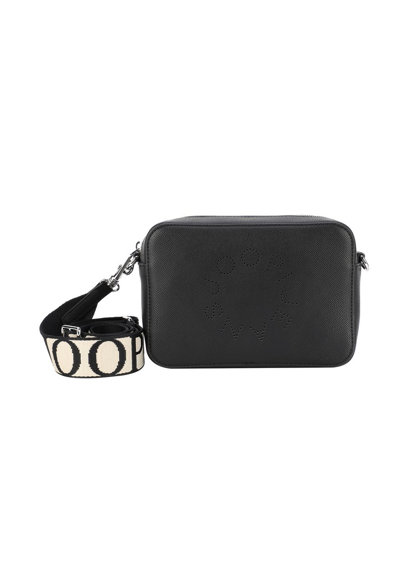 Schwarze rechteckige Lederhandtasche mit durchlochten Logodetail, silberfarbener Hardware und verstellbarem Stoffgurt mit wiederholtem Textmuster.