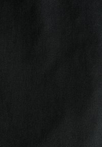 Tissu en denim noir avec une texture lisse et un tissage fin, affichant une couleur uniforme sans motifs ou accents visibles.