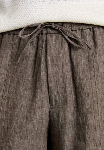 Emporio Armani BERMUDA - Šortky - marrone