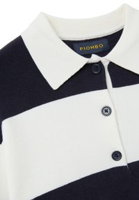 Navy- und weiß gestreiftes Poloshirt mit weicher Textur, ausgestattet mit einem weißen Kragen, drei Knöpfen und einem "PIOMBO"-Label im Nacken.