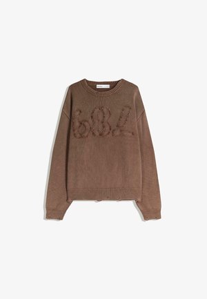 Barna kötött pulóver, kerek nyakkivágással, hosszú ujjakkal, a elején kontrasztos öltésben hímzett "68" és "4" számokkal.