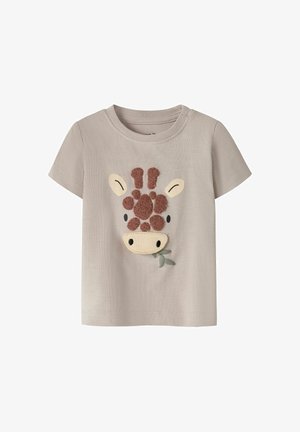 Beige peuter T-shirt met een gestructureerde giraffengezicht applicatie die groene bladeren in zijn mond houdt in het midden vooraan.