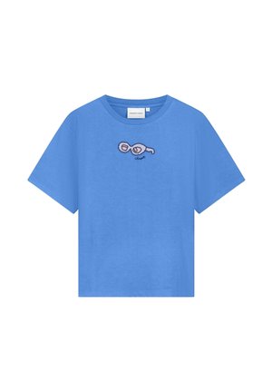 Blauw T-shirt met korte mouwen, met een klein geborduurd ontwerp van roze zonnebrillen en het sierlijke woord "chapot" op de borst.