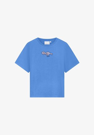 Blauw T-shirt met korte mouwen, met een klein geborduurd ontwerp van roze zonnebrillen en het sierlijke woord "chapot" op de borst.