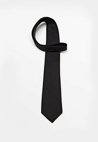 Cravate en soie noire avec une texture lisse, un design slim et une extrémité pointue, enroulée lâchement pour exposition sur un fond neutre.
