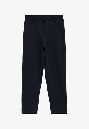 Granatowe, dopasowane spodnie z zapięciem na guzik i suwak, szlufkami na pasek oraz bocznymi kieszeniami, leżące płasko na białym tle.