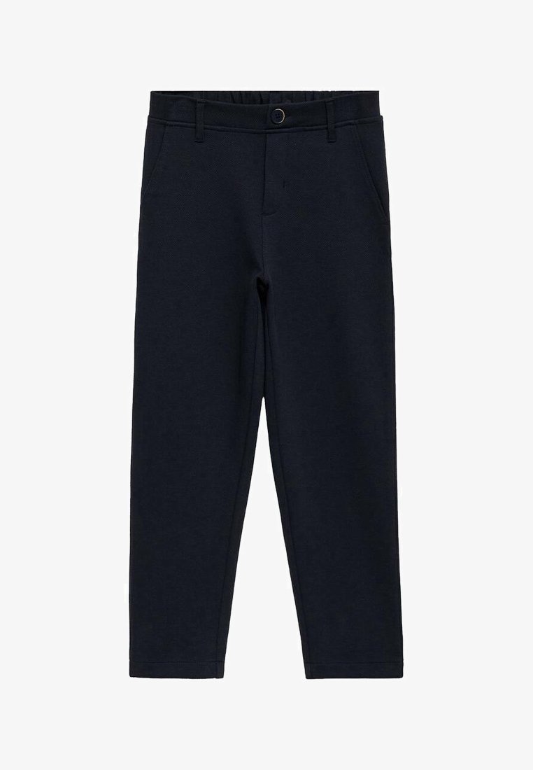 Pantalon bleu marine sur mesure avec fermeture bouton et zip, passants pour ceinture et poches latérales, posé à plat sur un fond blanc.
