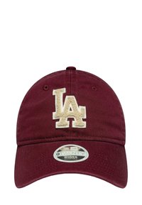 Weinrote Baseballmütze mit 'LA'-Logo in Creme auf der Vorderseite. Verstellbarer Riemen hinten. Aus Baumwolle mit glatter Textur hergestellt.