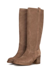 Botas altas de ante marrón con tacones de bloque apilados y lengüetas para tirar, sobre un fondo blanco.