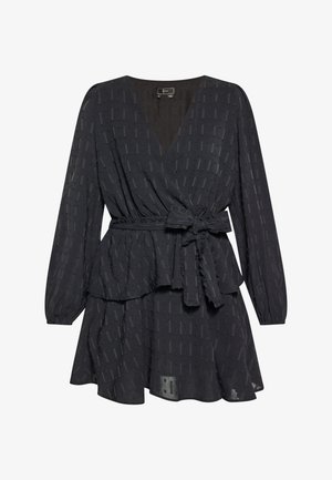 Schwarzes Wickelkleid mit langen Ärmeln, strukturiertem Stoff, der ein vertikales Muster aufweist, Peplum-Taille und einem gebundenen Gürtel in der Taille.