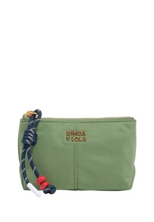Bolsa rectangular verde con el logo dorado "BIMBA Y LOLA", una cuerda azul marino con cuentas rojas unida a una cremallera dorada.
