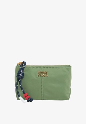 Bolsa rectangular verde con el logo dorado "BIMBA Y LOLA", una cuerda azul marino con cuentas rojas unida a una cremallera dorada.