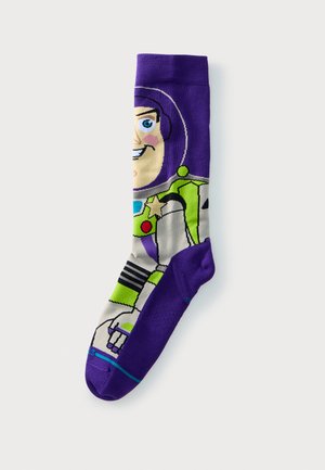 Calcetín único y colorido con diseño del personaje Buzz Lightyear de Toy Story sobre un fondo blanco.