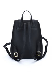 Zaino in pelle nera con due spallacci regolabili, manico superiore e dettagli in hardware dorato. Presenta una superficie liscia e una forma strutturata.