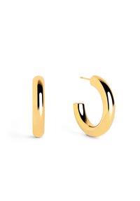 Pendientes de aro de oro con una superficie pulida y suave. Presentan un diseño hueco y redondeado, y un poste delgado para el cierre.