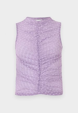 Haut sans manches lavande avec un centre froncé et un motif floral texturé, doté d'un col montant et d'une silhouette ajustée.