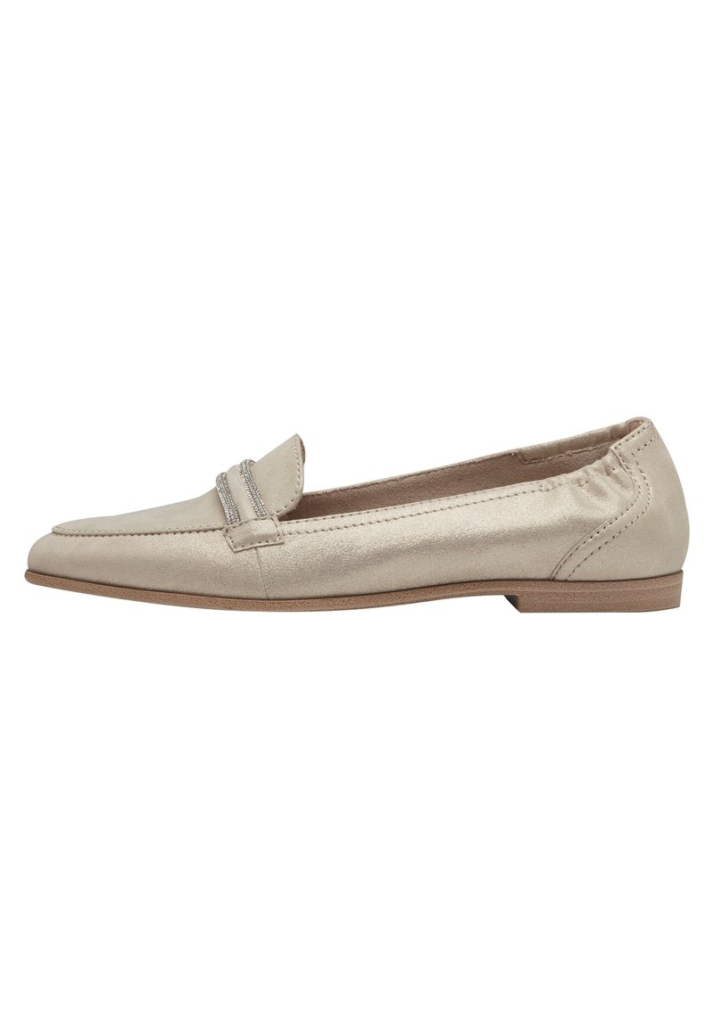 Beige metallisk platt sko med spetsig tå, sydda detaljer och en loaf-stil överdel med ett dekorativt rem över fotryggen.