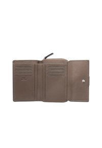 Taupe leren portemonnee opengevouwen om meerdere kaartsleuven, een ritsvak en een knoopsluiting pocket te tonen op een witte achtergrond.