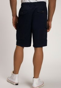 Shorts cargo navy à coupe décontractée, avec deux poches arrière, des poches latérales et une ceinture tissée, vus de dos.