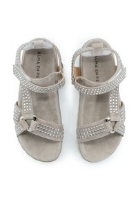 Sandalias de ante gris claro con adornos de rhinestone, múltiples correas ajustables y una suela texturizada para mayor agarre. Diseño plano.