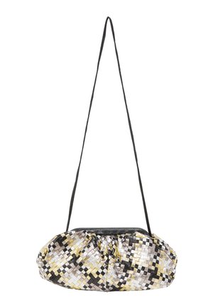 Vævet skuldertaske i metallic sølv, guld og sort med en samle-designet. Har en tynd sort rem og glat lynlåslukning.