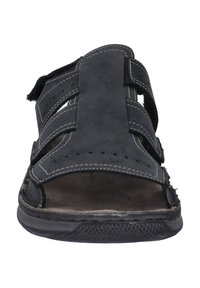 Sandalo in pelle nera con tre strap regolabili, dettagli perforati e cuciture rinforzate; suola in gomma con battistrada testurizzato per una buona aderenza.