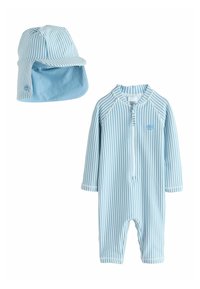 Peto para bebé de rayas azul y blancas con mangas largas y cremallera frontal, combinado con un sombrero de sol a juego con ala de solapa.